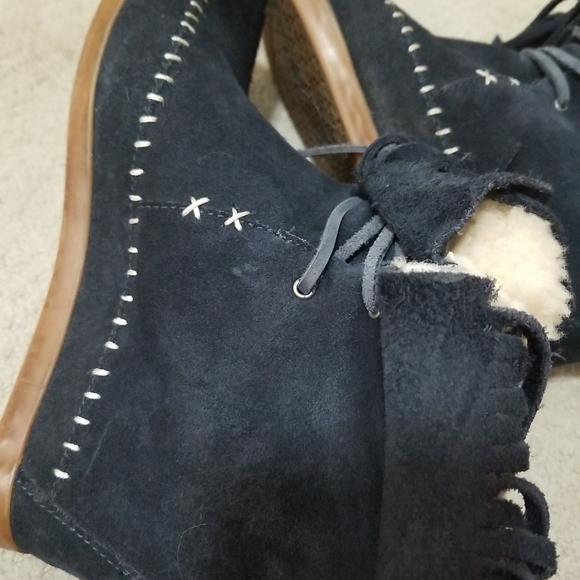 koolaburra by ugg wedge fringe boot Size 10. Boot is used and in good condition. - Picture 6 of 13